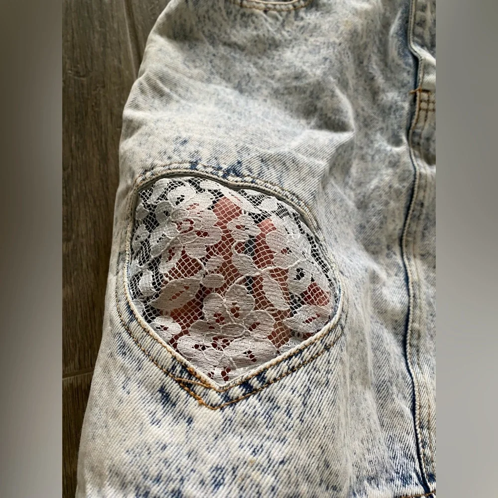 Vintage Jordache White Wash Denim Skirt with Lace Heart! 7/8 💙 - Picture 3 of 8